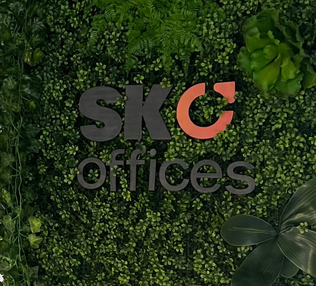 logo sk offices sobre relva